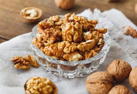 Hình 3 : Hạt óc chó chứa chất gì