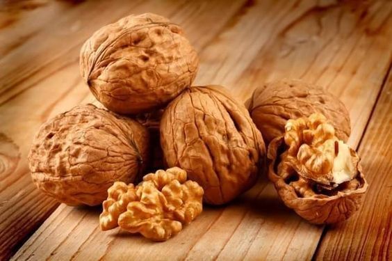 Hình 4 : Hạt óc chó chứa chất gì
